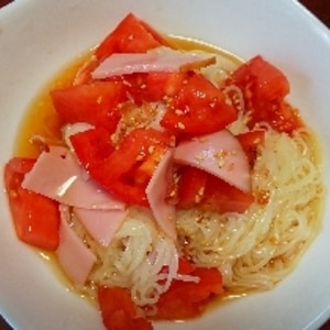 ごま油が美味しい！トマトとハムのぶっかけ素麺